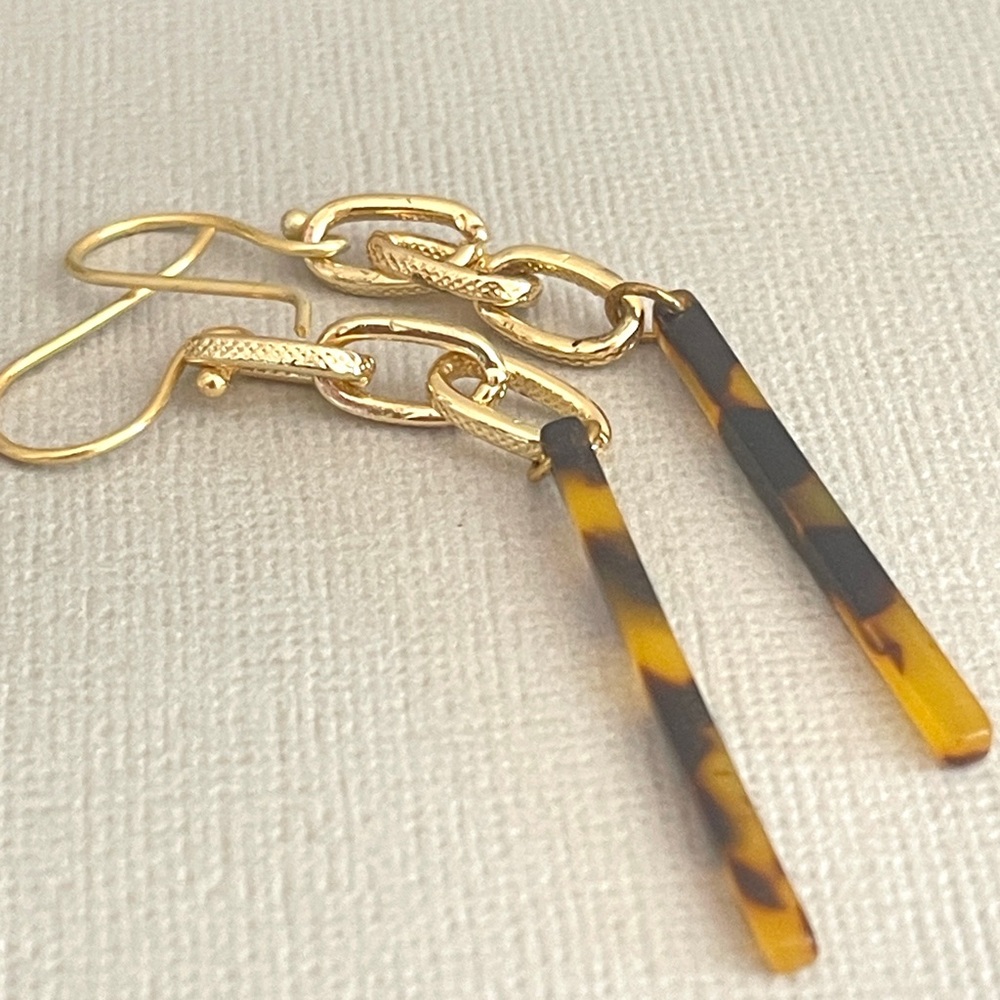 Modern Luxe Tortoiseshell Drop Earrings – Gold Chain Links, Handcrafted